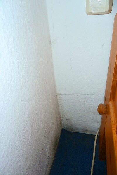 P1040229-Schimmel in Ecke von 2 Au�enw�nden unten-H600